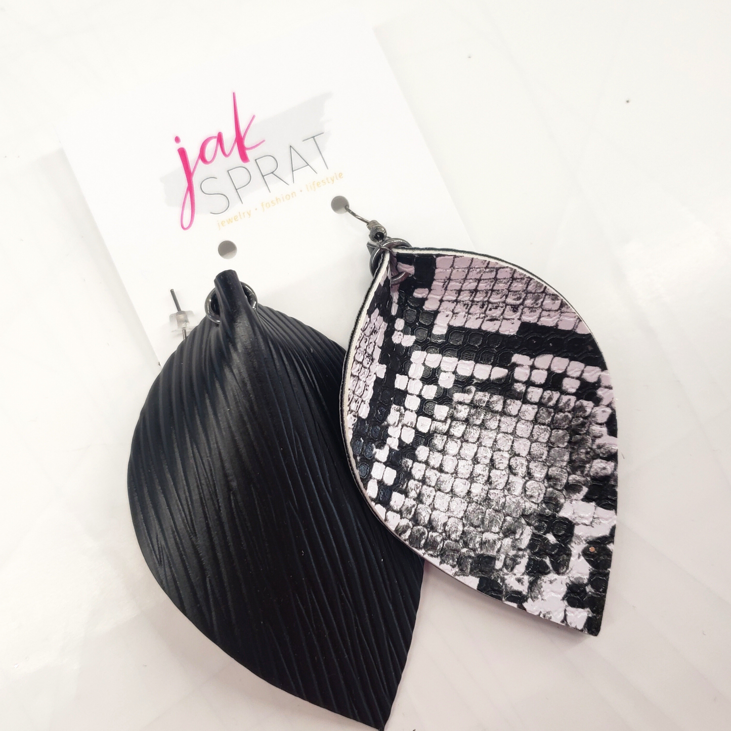 Pinched Leaf | Jet Black