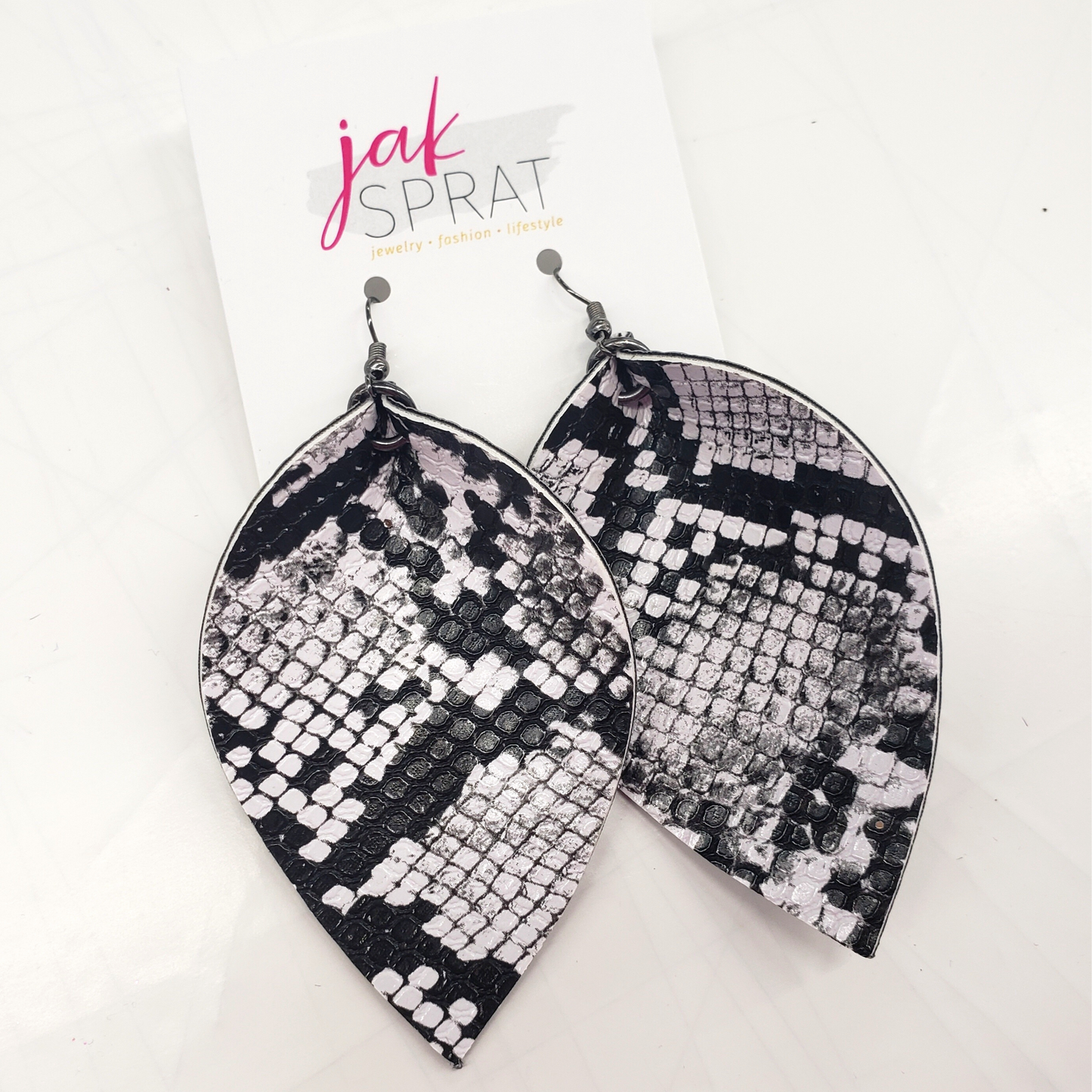 Pinched Leaf | Jet Black
